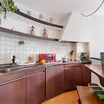 Albert's Castle Apt- Happy 公寓
